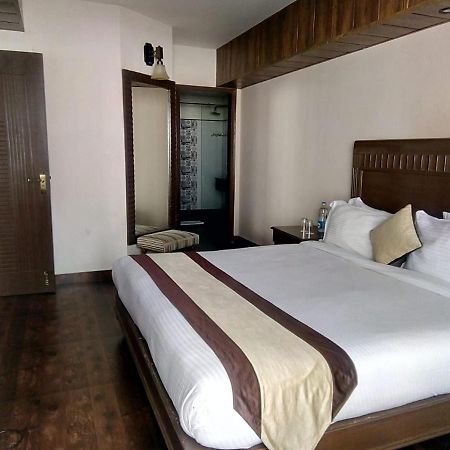 מוסורי One Earth Royale Boutique Hotel מראה חיצוני תמונה