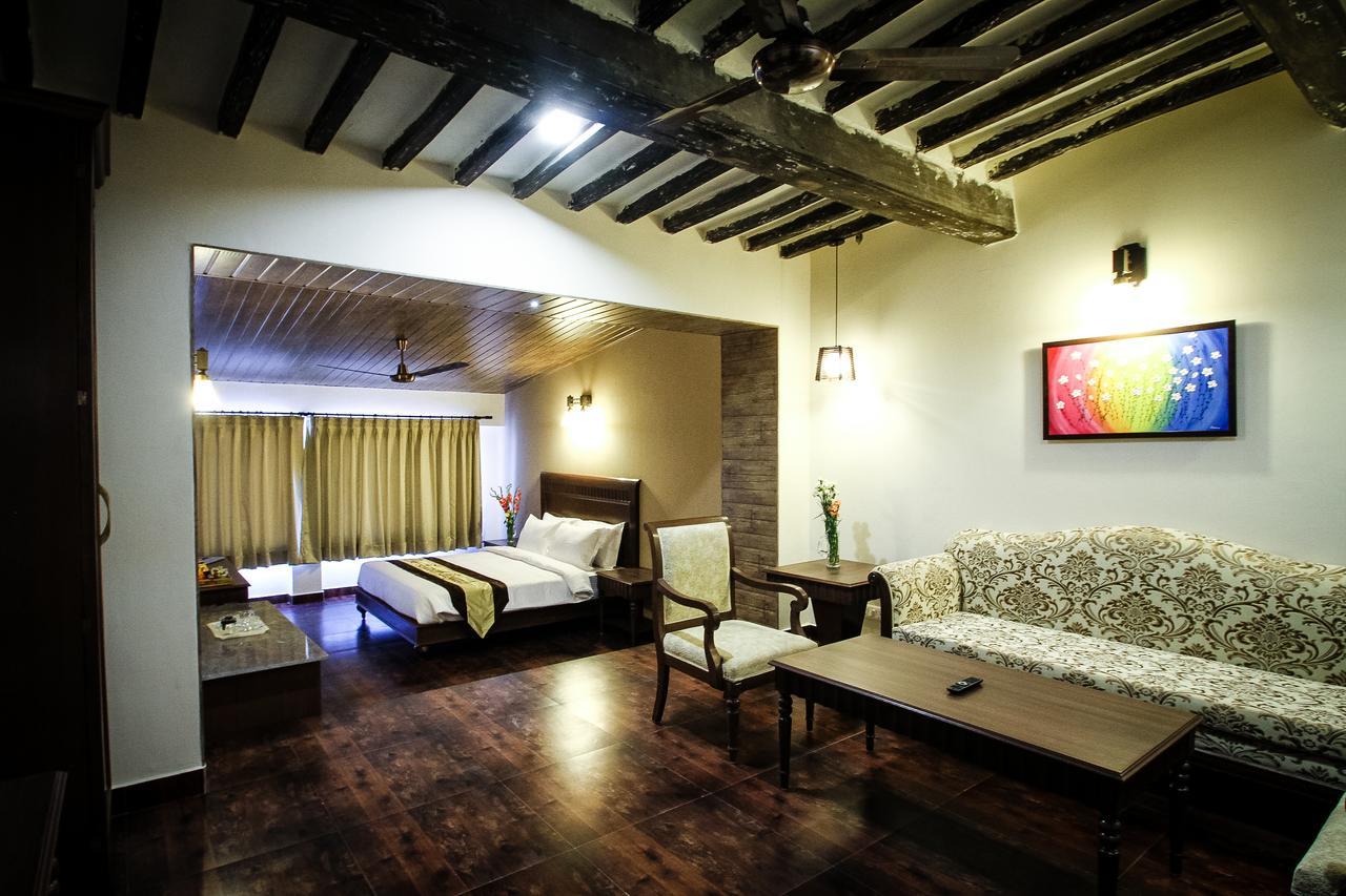 מוסורי One Earth Royale Boutique Hotel מראה חיצוני תמונה