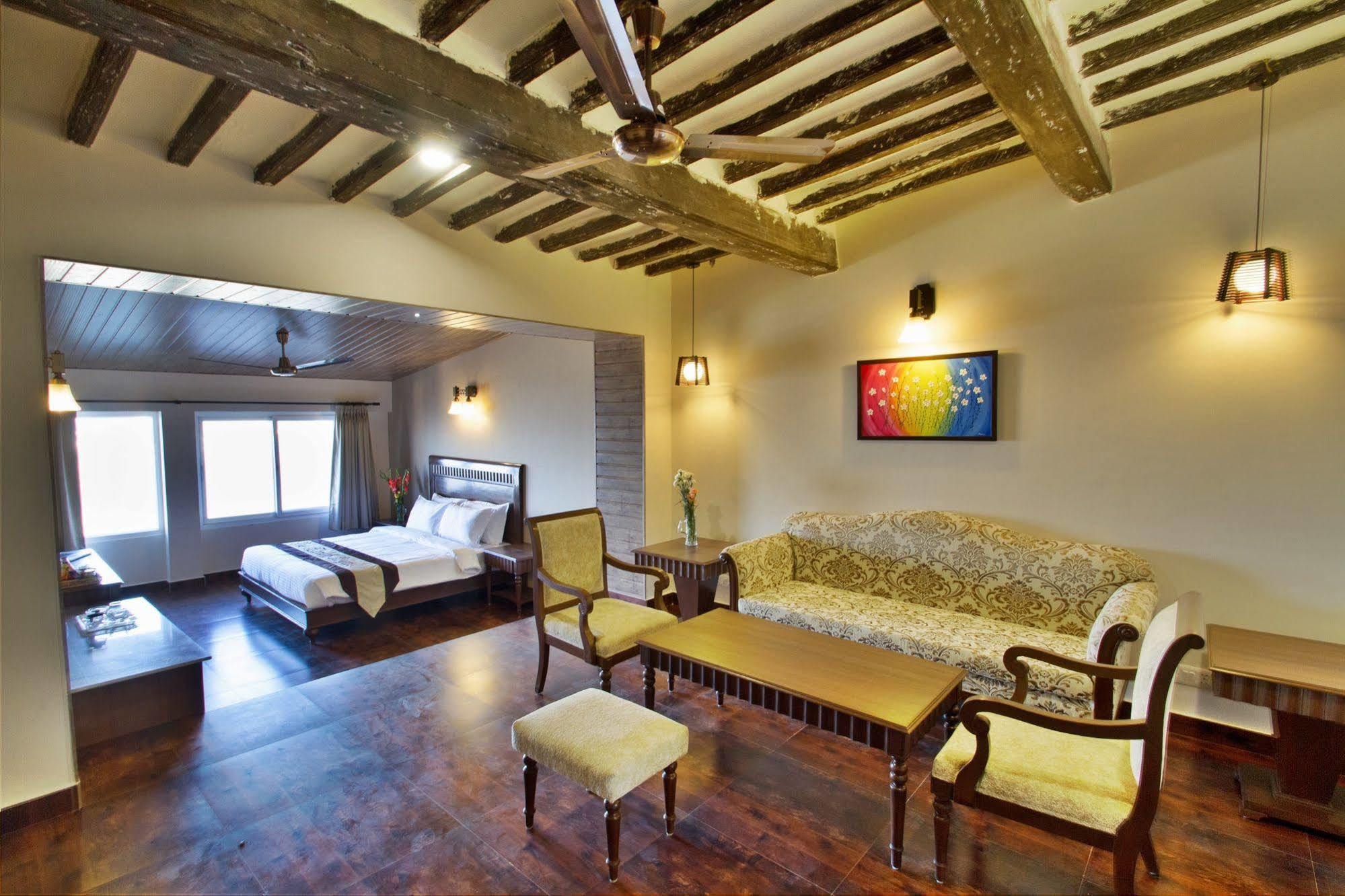 מוסורי One Earth Royale Boutique Hotel מראה חיצוני תמונה