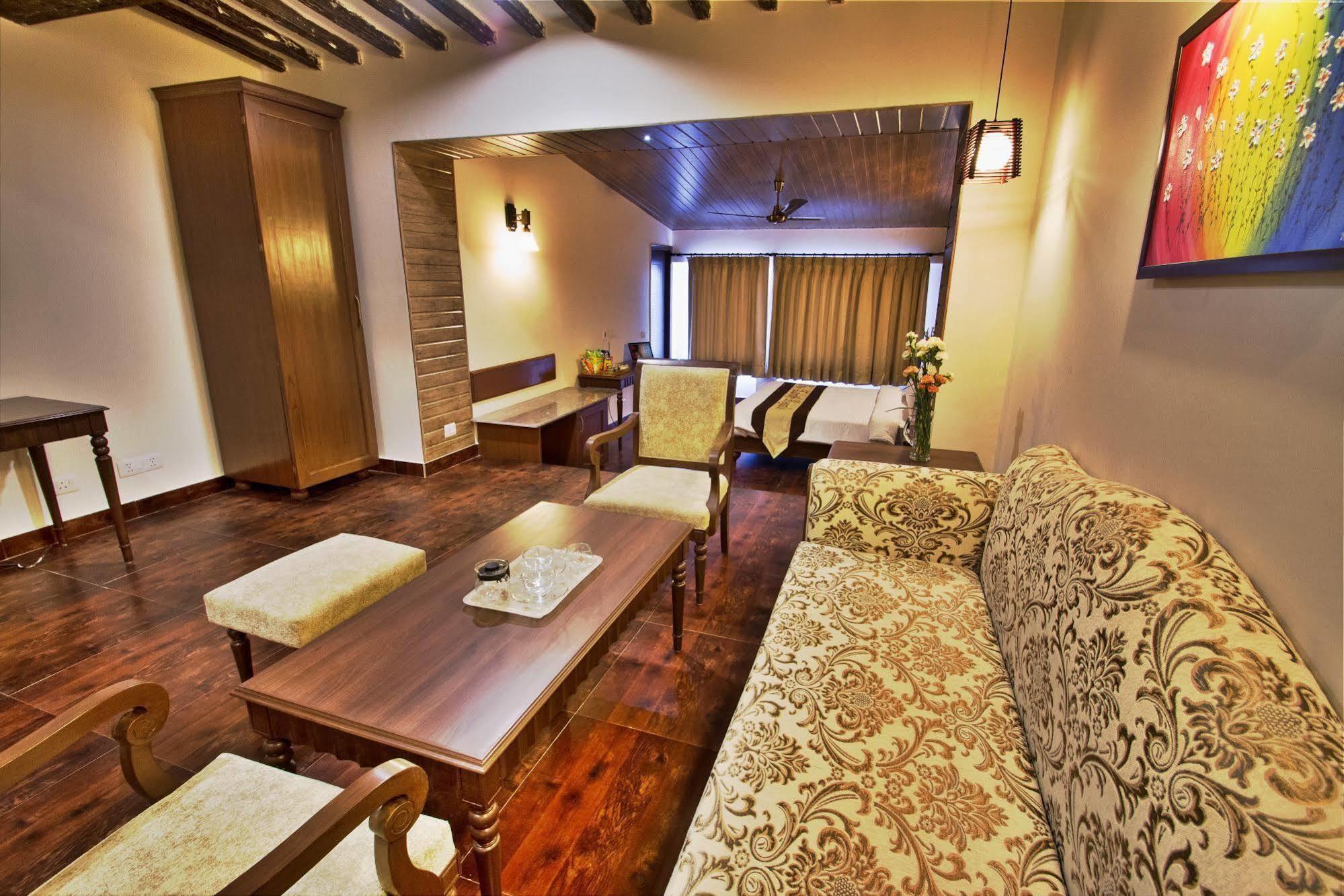 מוסורי One Earth Royale Boutique Hotel מראה חיצוני תמונה