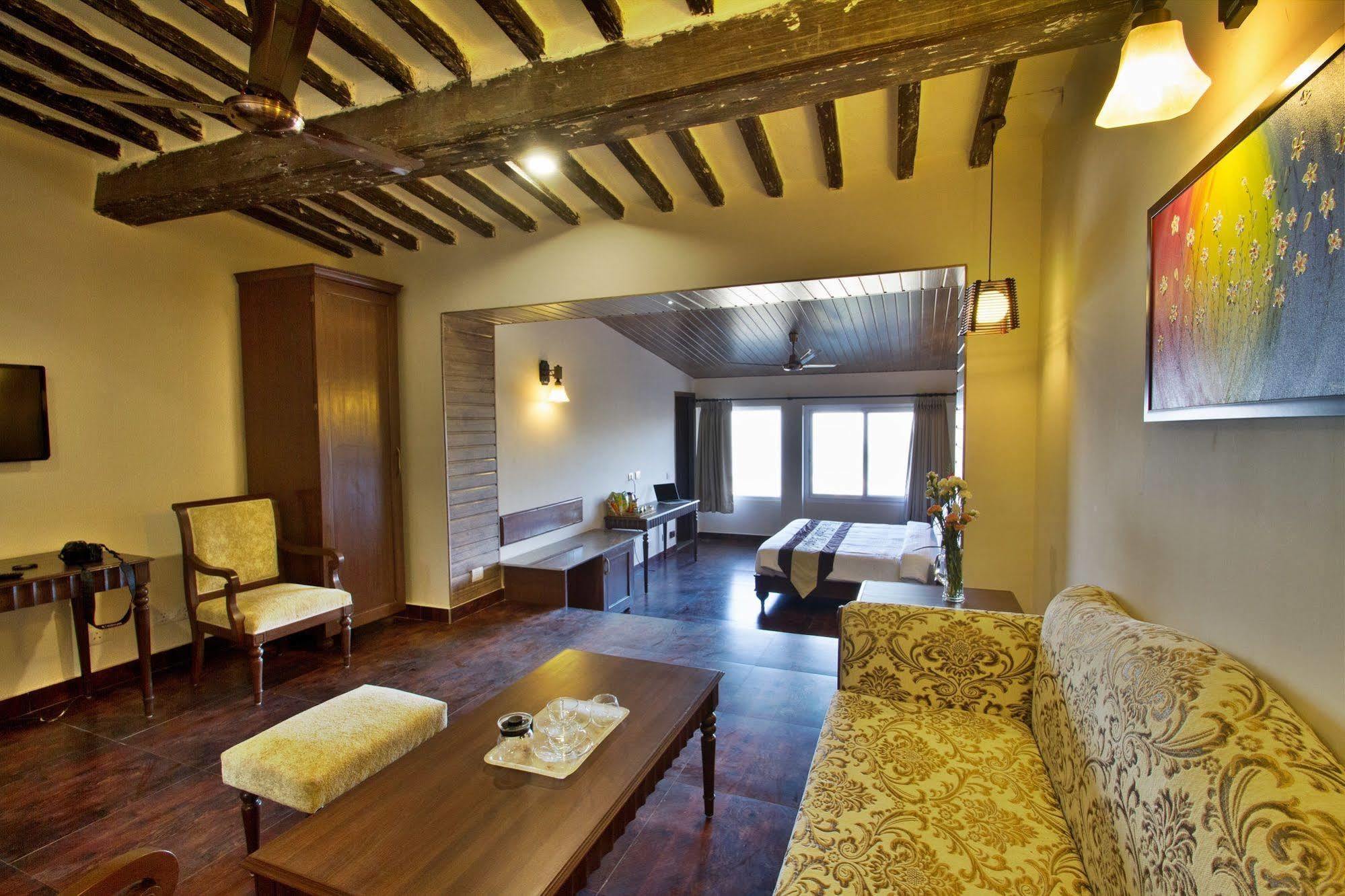 מוסורי One Earth Royale Boutique Hotel מראה חיצוני תמונה