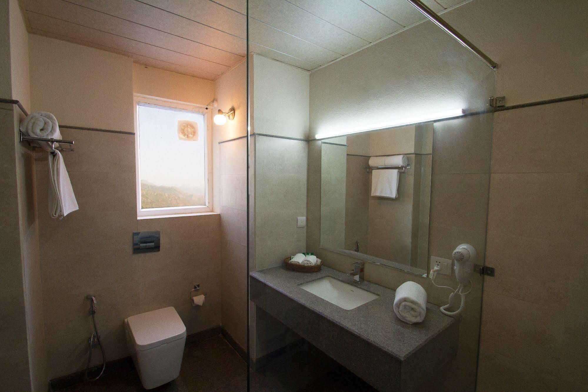 מוסורי One Earth Royale Boutique Hotel מראה חיצוני תמונה
