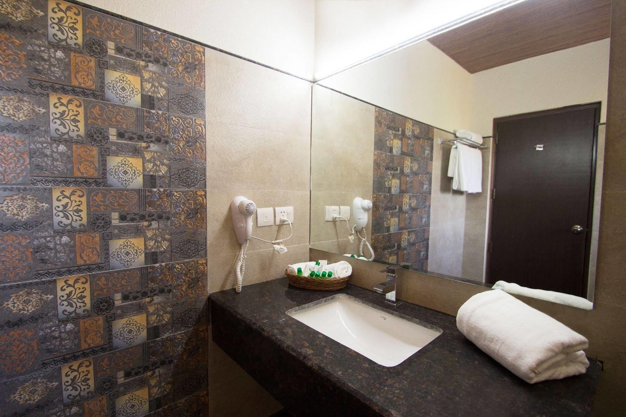 מוסורי One Earth Royale Boutique Hotel מראה חיצוני תמונה