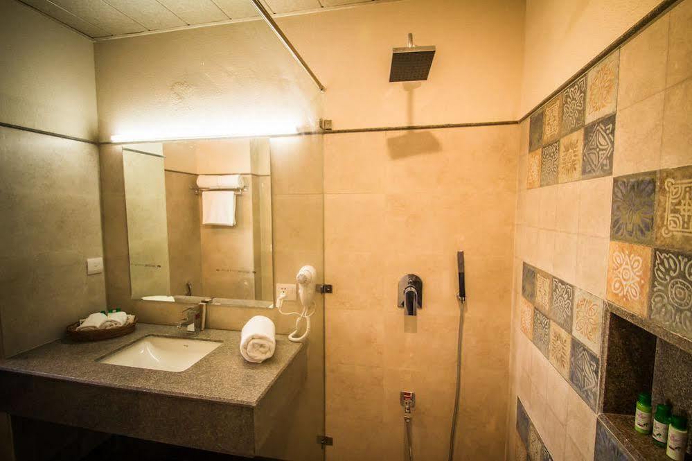 מוסורי One Earth Royale Boutique Hotel מראה חיצוני תמונה