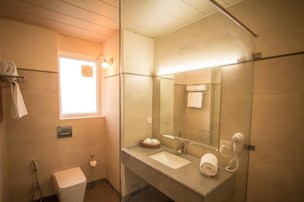 מוסורי One Earth Royale Boutique Hotel מראה חיצוני תמונה