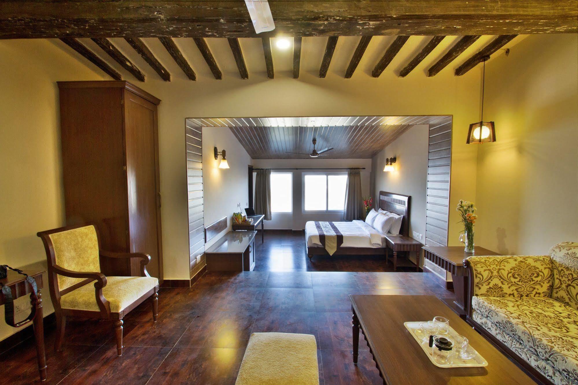 מוסורי One Earth Royale Boutique Hotel מראה חיצוני תמונה