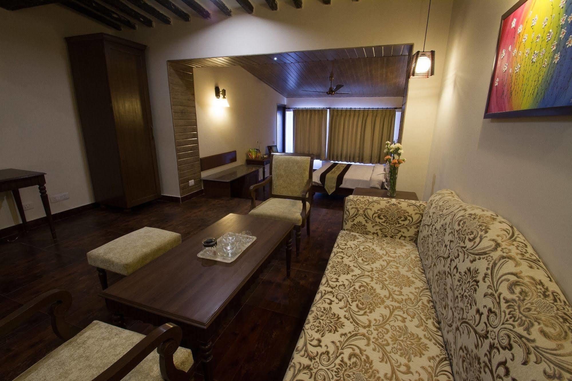 מוסורי One Earth Royale Boutique Hotel מראה חיצוני תמונה