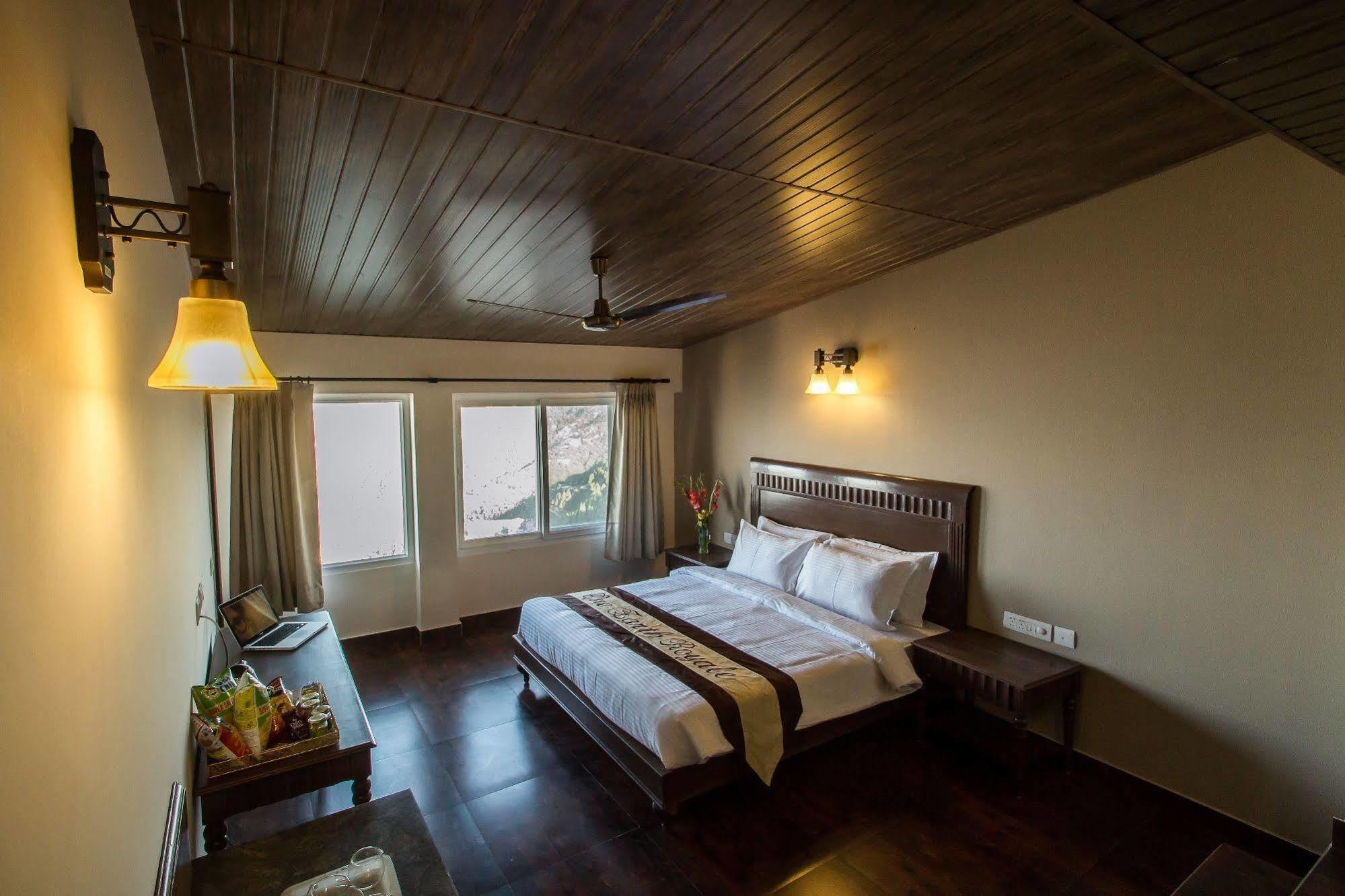מוסורי One Earth Royale Boutique Hotel מראה חיצוני תמונה