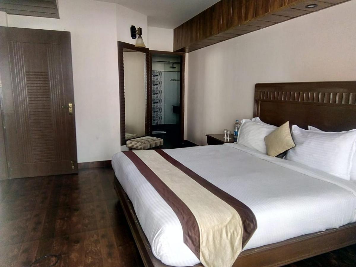 מוסורי One Earth Royale Boutique Hotel מראה חיצוני תמונה