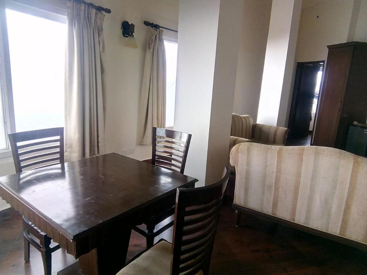 מוסורי One Earth Royale Boutique Hotel מראה חיצוני תמונה